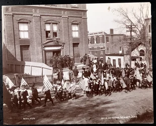 Nuoret pojat lippujen kanssa marssivat paraatissa Dobbs Ferryllä, New Yorkissa, 1898 (hopeagelatiiniprintti)